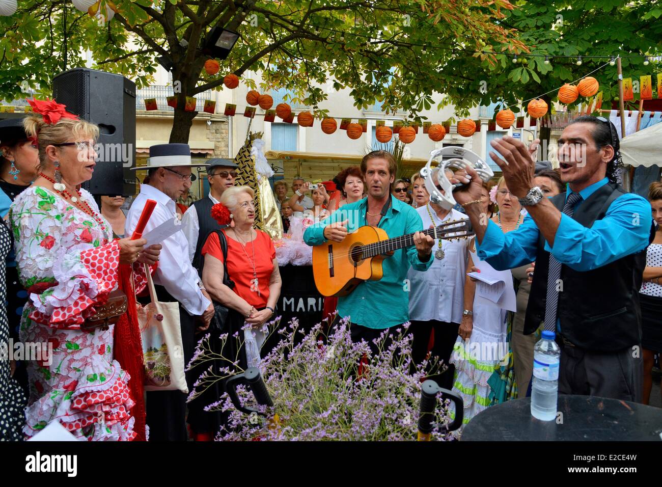 La France, l'Hérault, Béziers, le 11 novembre 2007, square Feria annuel dans les rues de la ville, village de Marisma, chants andalous avant le départ de Romeria Banque D'Images