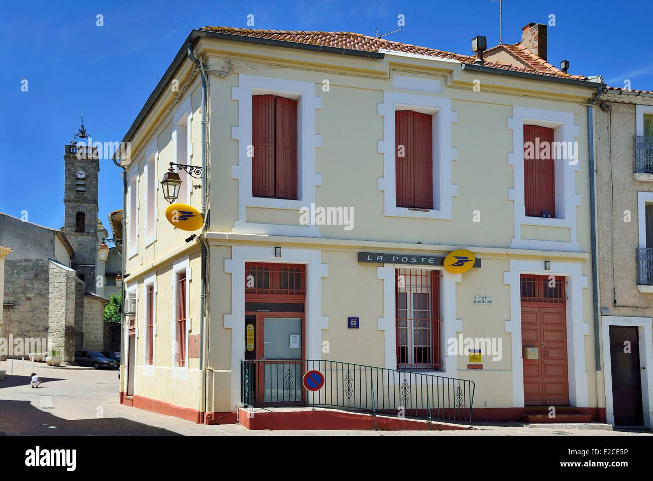 La France, l'Hérault, Lignan sur Orb, maison de village de volets rouges  dans une ville du centre de la ville avec son église et son bureau de poste  Photo Stock - Alamy
