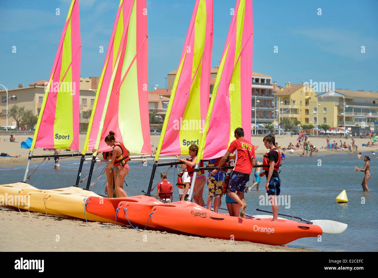 La France, l'Hérault, Valras plage, école de voile, lancé par les  catamarans sortis naviguer Photo Stock - Alamy