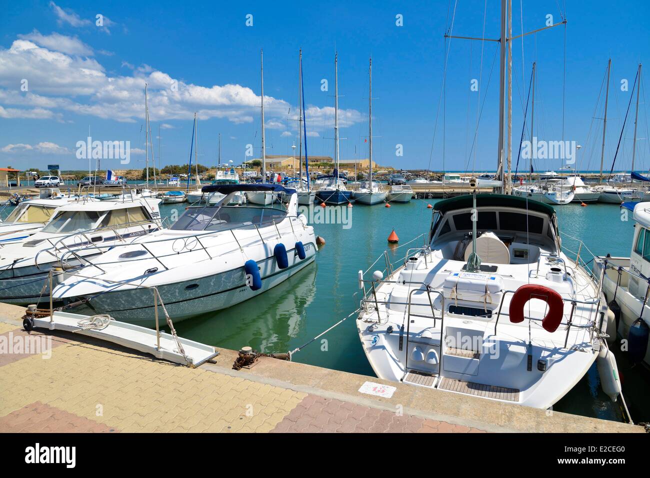 La France, l'Hérault, Valras plage, port de plaisance, bateaux à quai Photo  Stock - Alamy