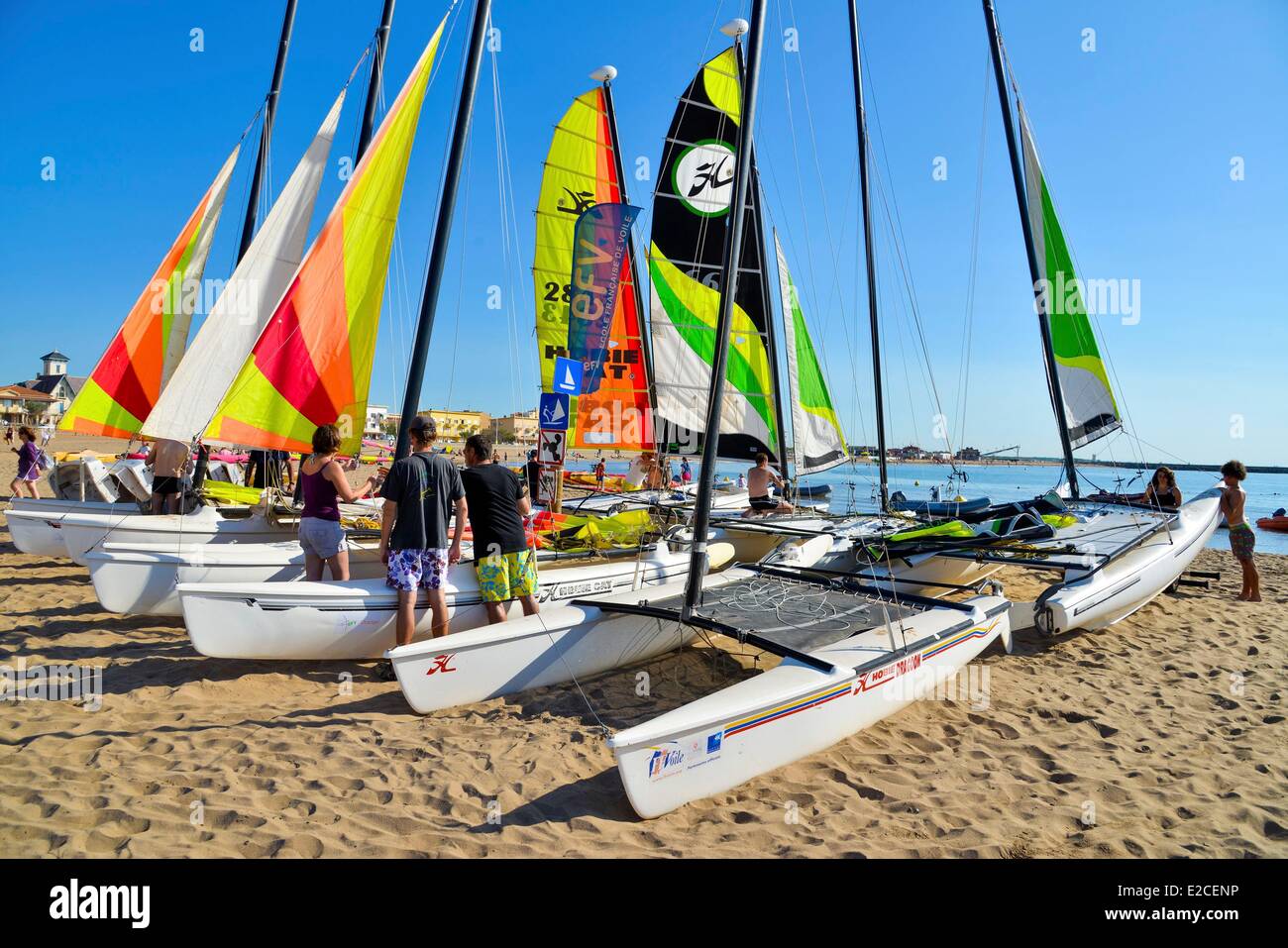 La France, l'Hérault, Valras plage, catamarans sur le sable d'une plage  avant leur lancement Photo Stock - Alamy