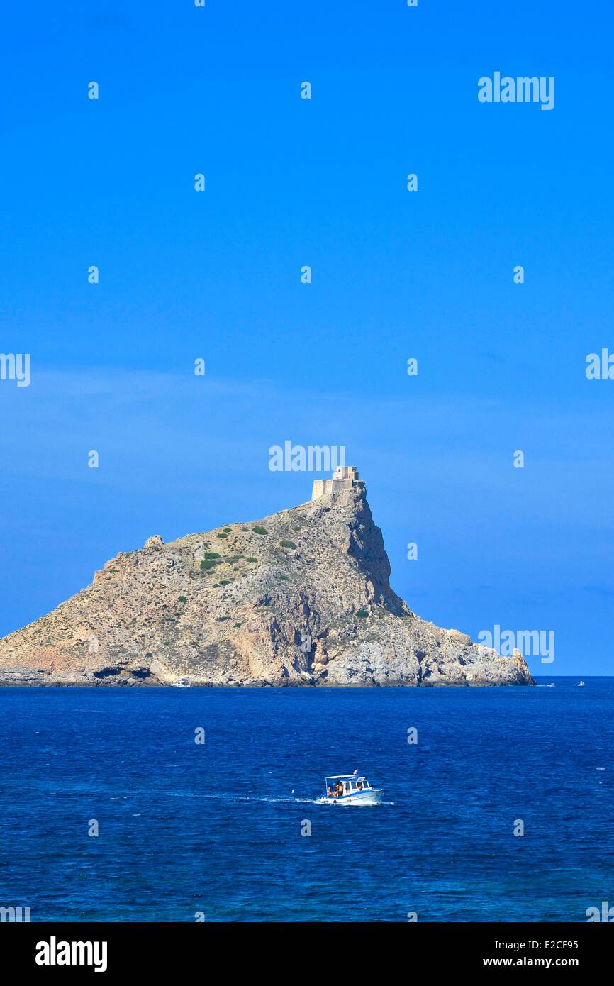 L'Italie, la Sicile, les îles Egadi, l'île de Marettimo, Pointe Troia, bateau de pêche au large de Troia château surplombant Cala Manione Banque D'Images