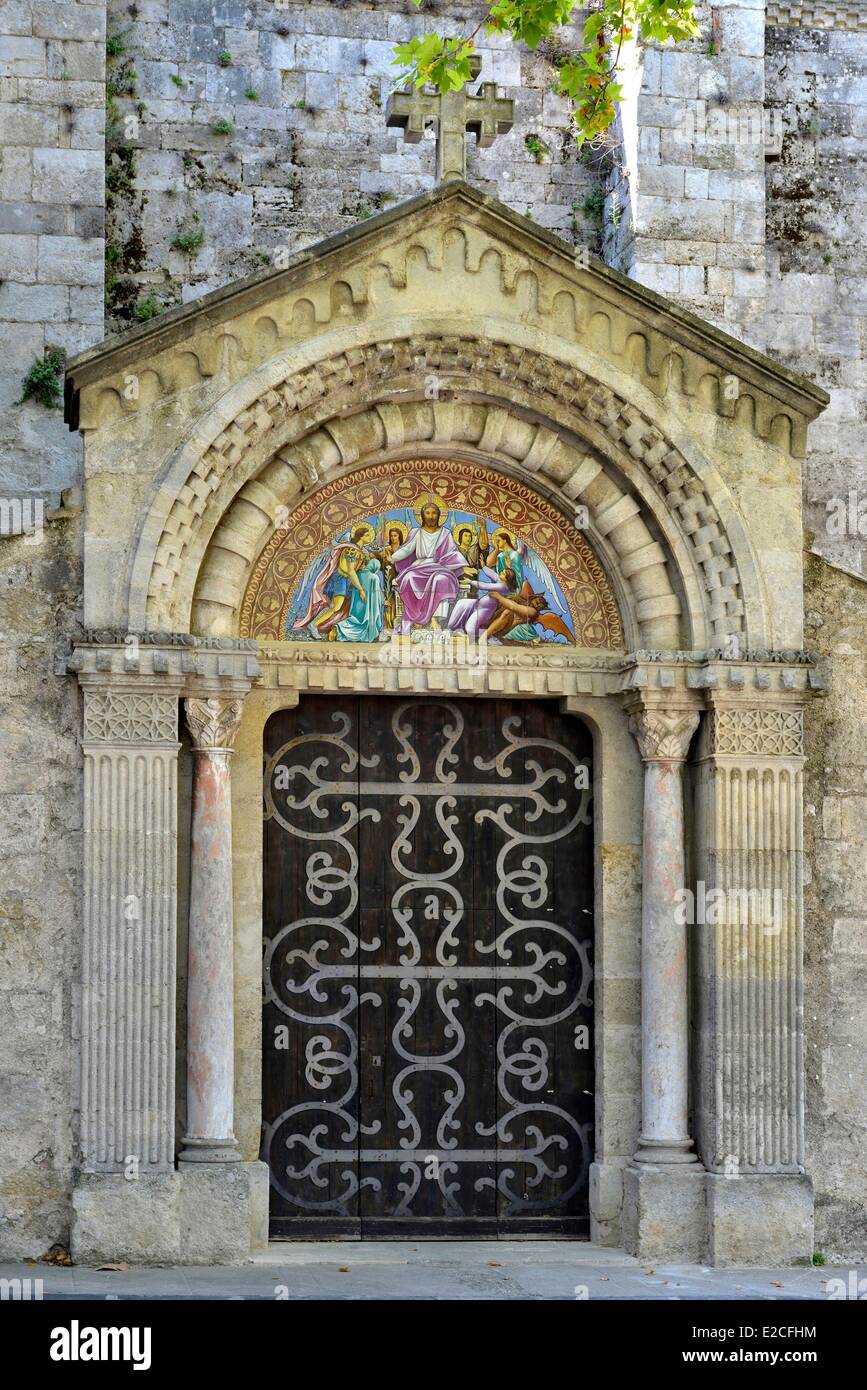 La France, l'Hérault, Béziers, l'église Saint Jacques du 12ème siècle, porte  en bois armé d'Ironworks et décoré dans la tête un Photo Stock - Alamy