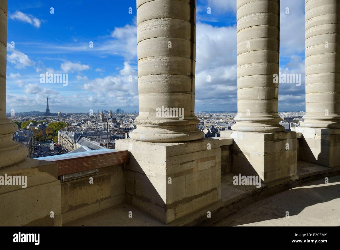 France, Paris, le Panthéon, l'extérieur de la colonnade à la base du dôme avec un large panorama sur la ville, l'église Saint-Sulpice et la Tour Eiffel en arrière-plan Banque D'Images