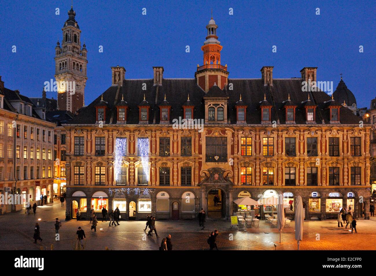 France Nord Lille Place Du General De Gaulle Ou Grand Place Facade De La Vieille Bourse Et Beffroi De La Chambre De Commerce Et D Industrie Par Nuit Photo Stock Alamy