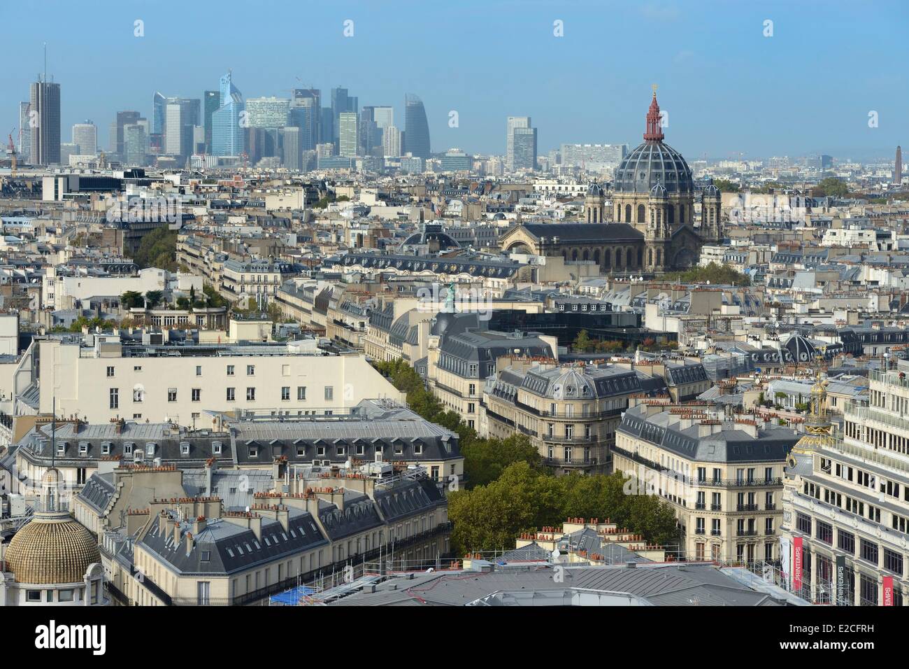 France, Paris, le grand magasin Le Printemps sur le boulevard Haussmann, le dôme de l'église Saint Augustin et les bâtiments du quartier de La Défense Banque D'Images