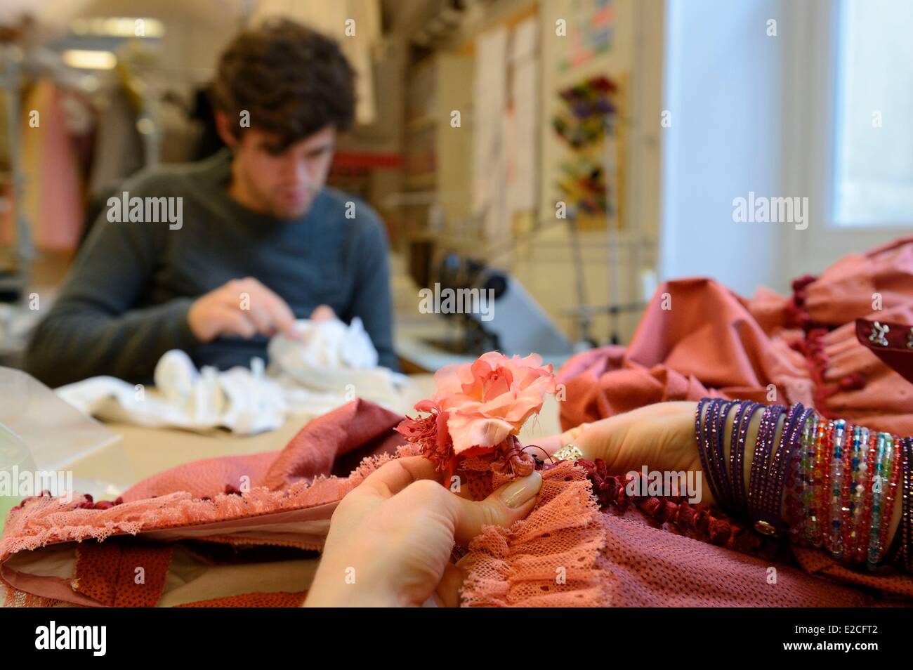 France, Paris, Opéra Garnier, des ateliers de costumes, les ateliers flous, rendant d'une robe Banque D'Images