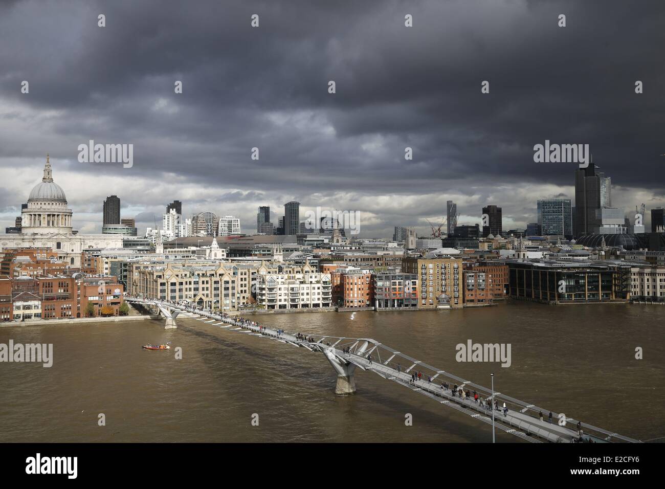 Royaume-uni, Londres, Southwark, Bankside, Tate Modern, vue sur la ville et la Tamise et Millenium Bridge par l'architecte Norman Foster, Saint Paul dome sur la gauche, depuis le restaurant Banque D'Images