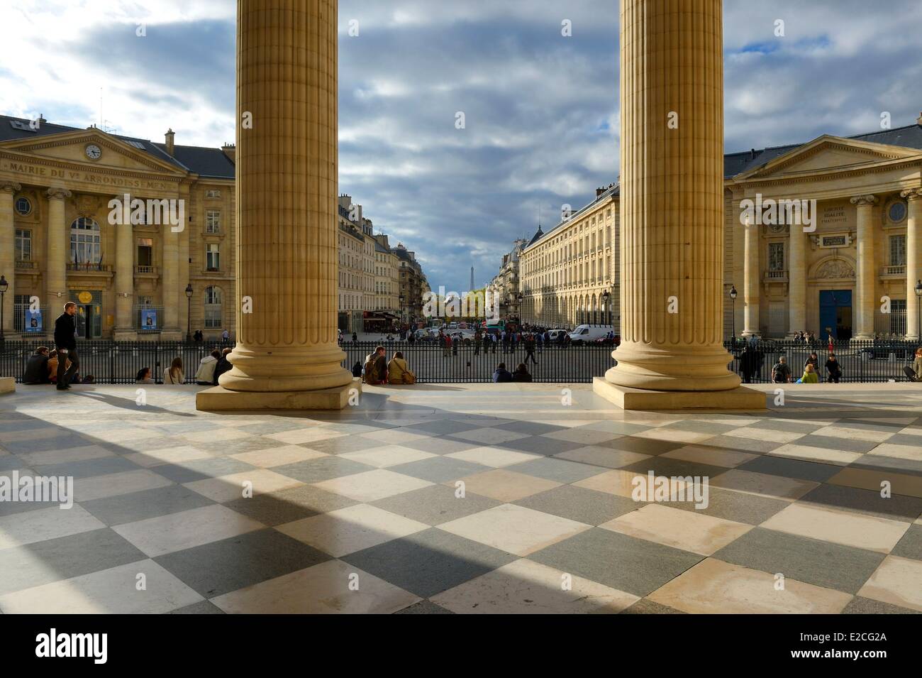 France, Paris, l'colonnes corinthiennes du fronton du Panthéon, face à la rue Soufflot, la mairie du 5e arrondissement sur la gauche et l'entrée de la Faculté de droit sur le droit Banque D'Images