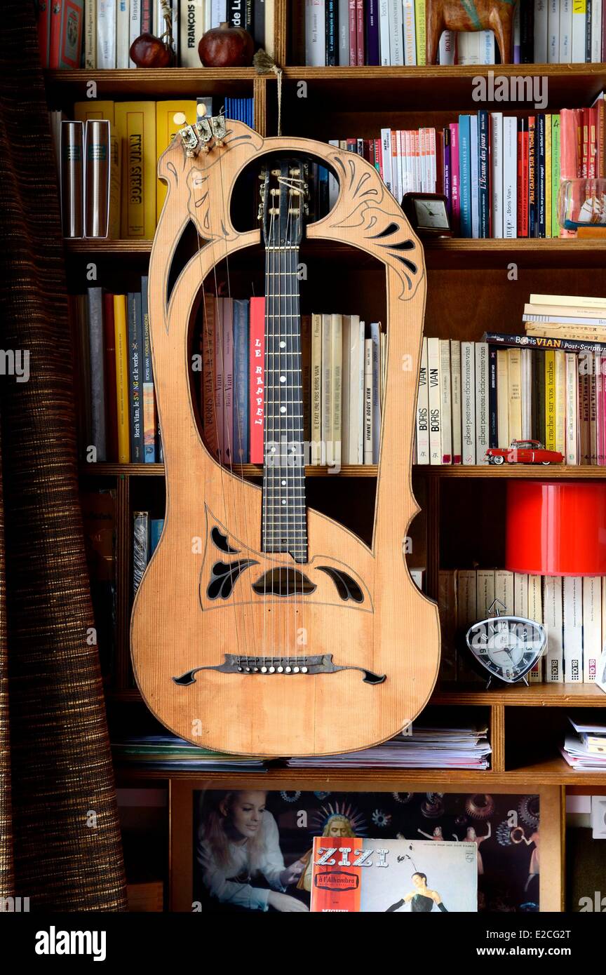 France, Paris, Cité Véron à 94 Boulevard de Clichy, Boris Vian's flat, guitare lyre italienne Flea par Vian Banque D'Images