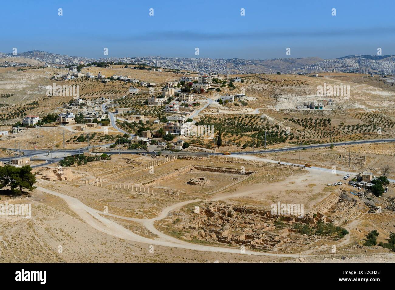 La Palestine, Cisjordanie (territoire contesté), Herodium ou Herodion est un volcan-comme hill avec un cône tronqué avec une une forteresse et palais construit par Hérode le Grand (Herodion National Park), vestiges du palais de la basse Herodium et son bassin, dans la distance Bethléem Banque D'Images