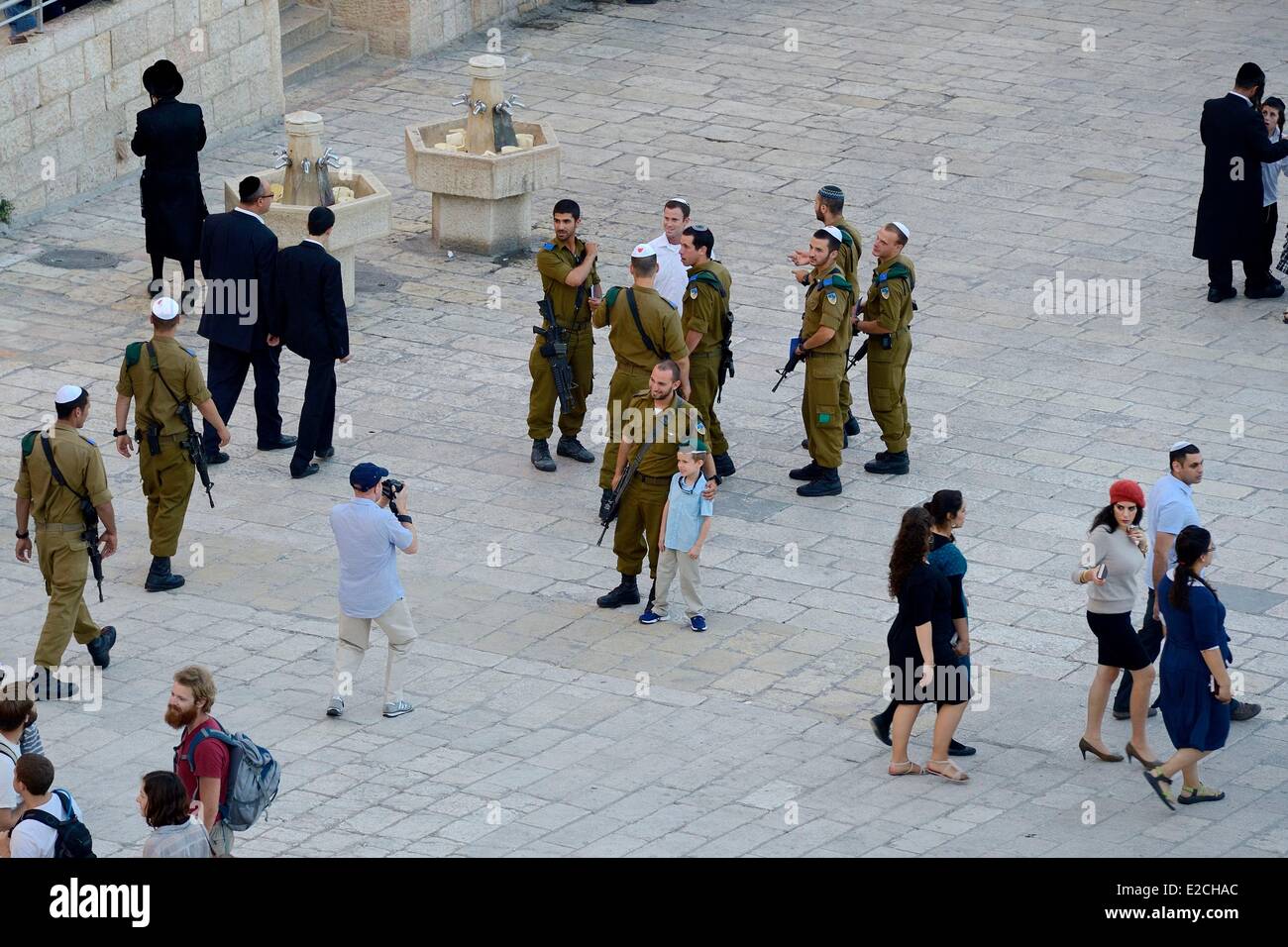 Israël, Jérusalem, ville sainte, vieille ville patrimoine de l'UNESCO, les juifs orthodoxe et soldats sous le mont du Temple ou Haram ash Sharif Banque D'Images