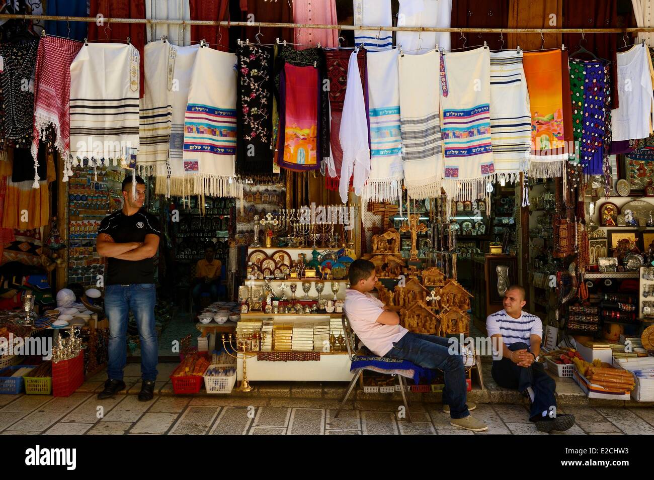 Israël, Jérusalem, ville sainte, de la vieille ville inscrite au Patrimoine Mondial de l'UNESCO, le quartier chrétien, une boutique de souvenirs et produits religieux des trois religions Banque D'Images