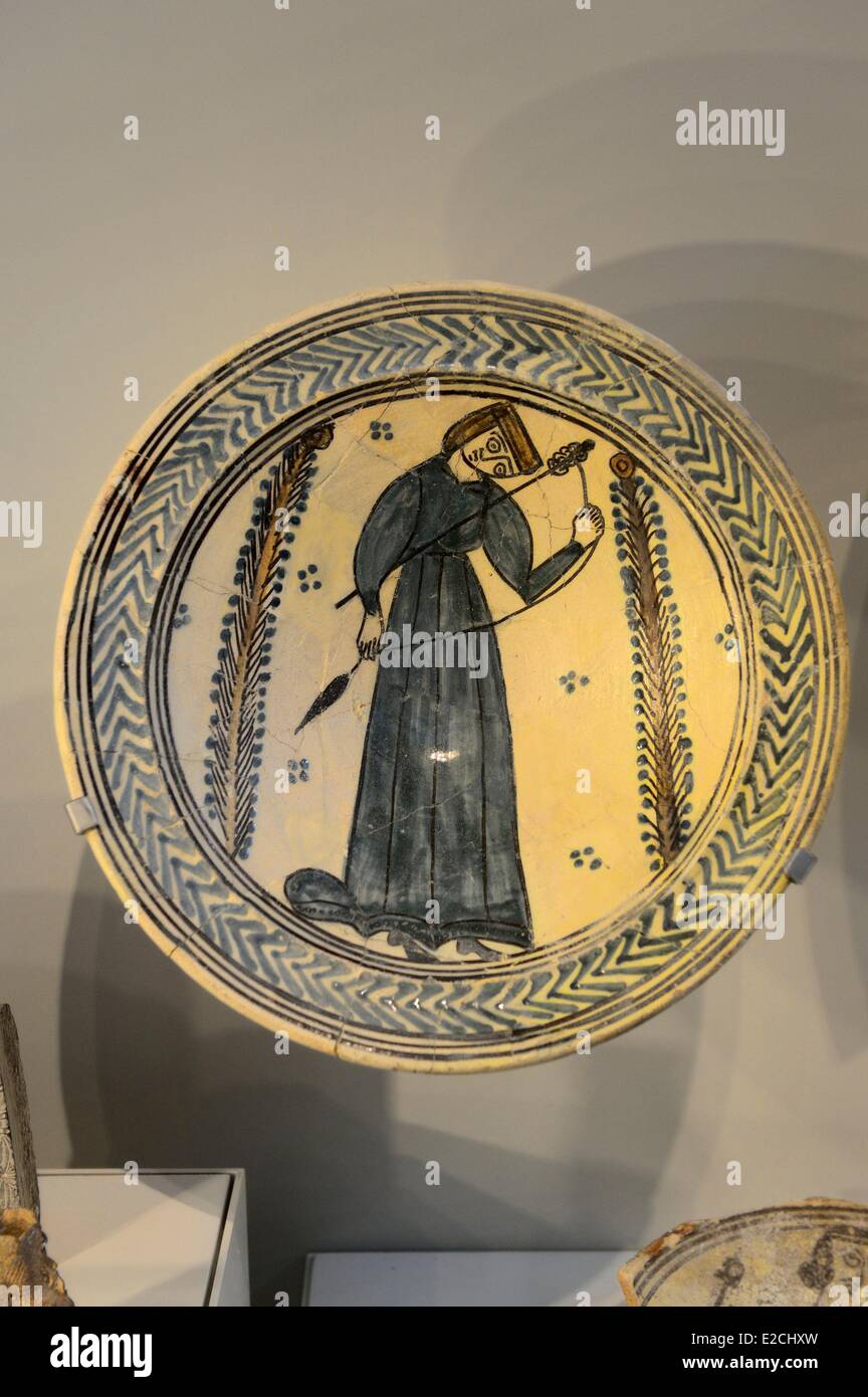 Israël, Jérusalem, Guivat Ram District, Musée d'Israël, département d'archéologie, fragment de bol de Syrie du nord décorée avec un chevalier tenant une épée, Acre, 13e siècle Banque D'Images Israël, Jérusalem, Guivat Ram District, Musée d'Israël, département d'archéologie, fragment de bol de Syrie du nord décorée avec un chevalier tenant une épée, Acre, 13e siècle Banque D'Images