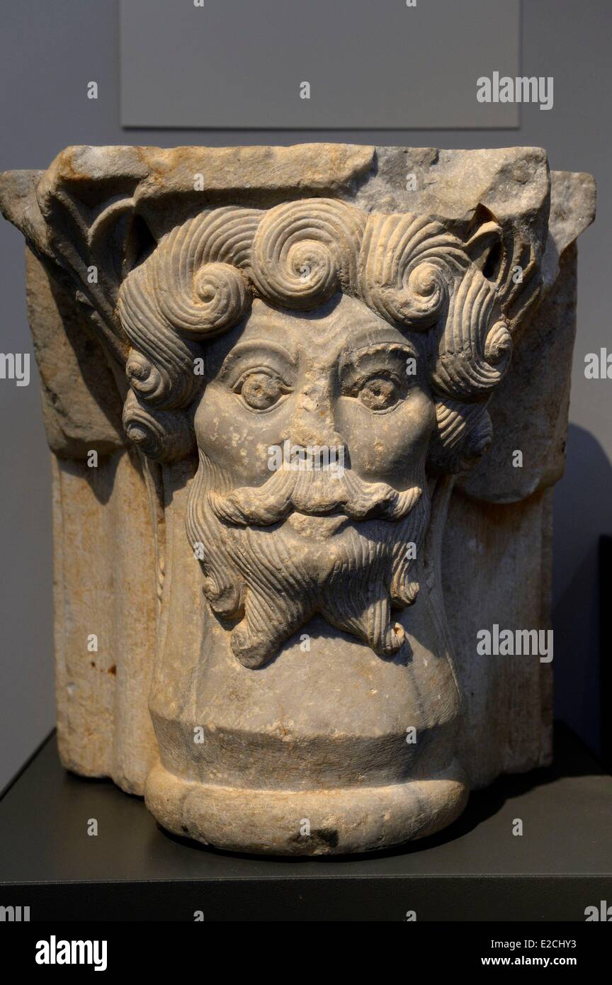 Israël, Jérusalem, Guivat Ram District, Musée d'Israël, département d'archéologie, retenu les services de capital dans la forme de la tête d'un homme barbu, église à Belvoir, 12e siècle Banque D'Images Israël, Jérusalem, Guivat Ram District, Musée d'Israël, département d'archéologie, retenu les services de capital dans la forme de la tête d'un homme barbu, église à Belvoir, 12e siècle Banque D'Images