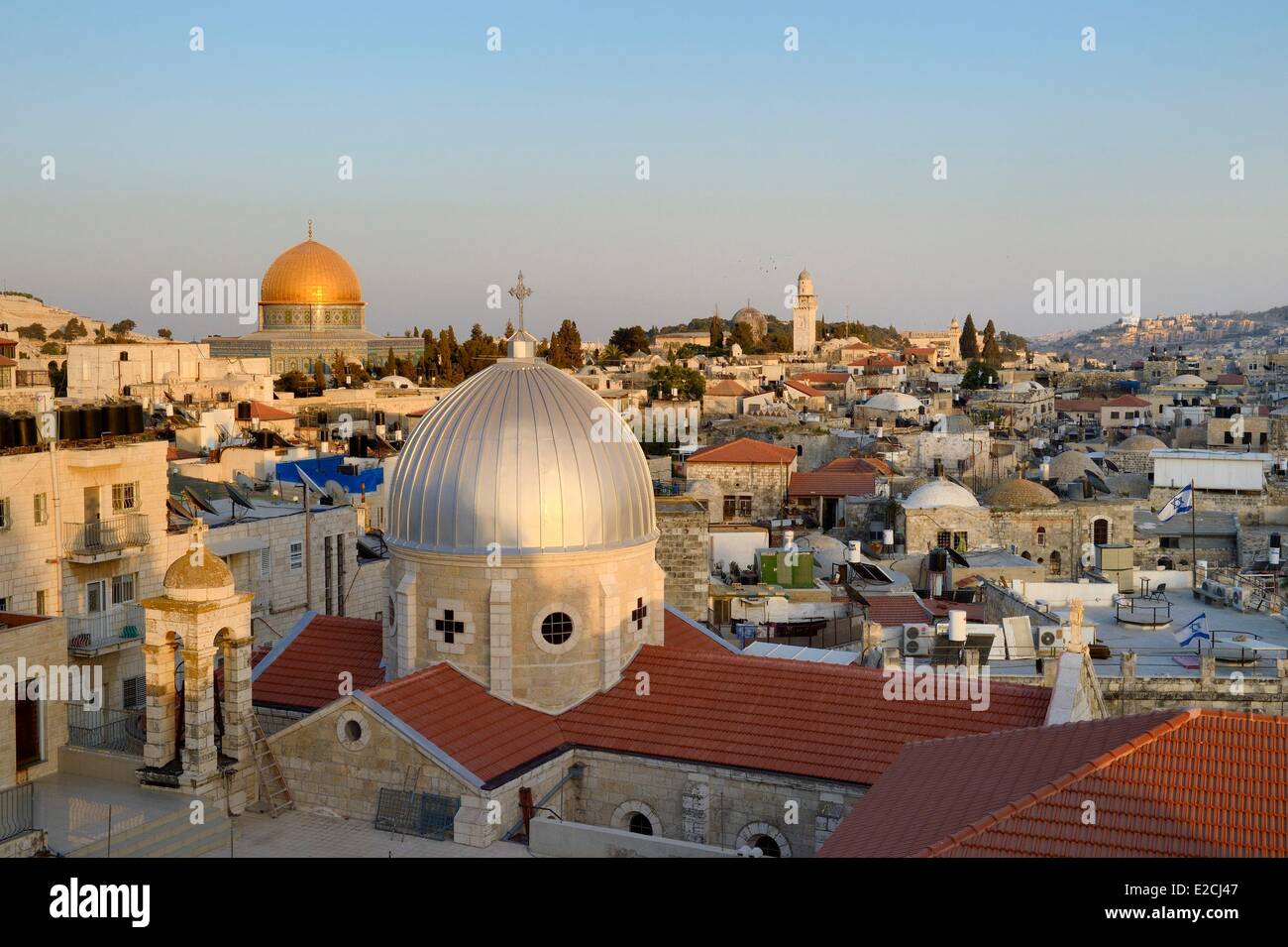 Israël, Jérusalem, ville sainte, de la vieille ville inscrite au Patrimoine Mondial de l'UNESCO, les toits du quartier musulman, l'église Notre Dame de l'Indonésie et le dôme du Rocher à l'arrière-plan Banque D'Images