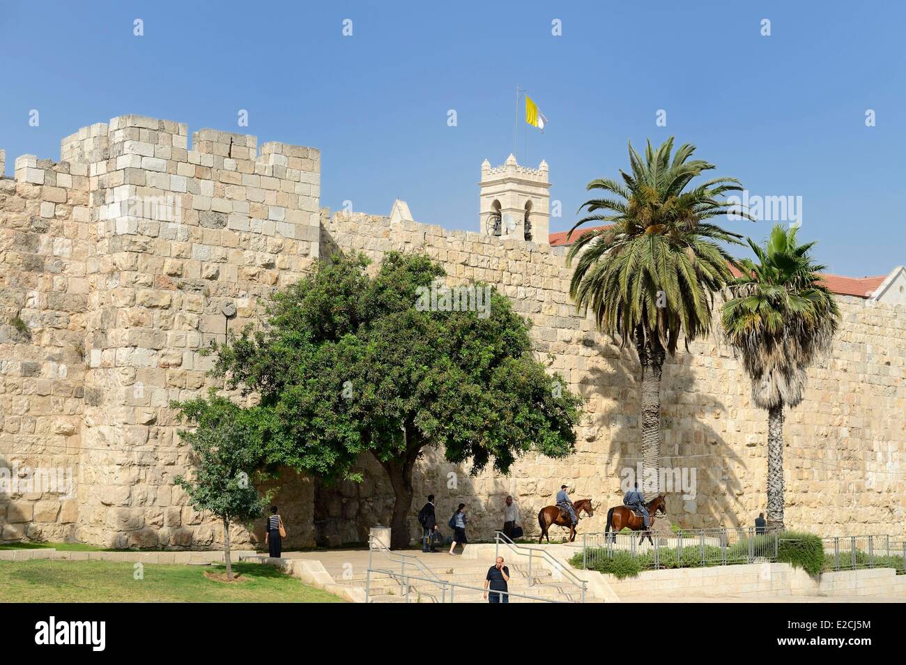 Israël, Jérusalem, ville sainte, de patrouiller à cheval le long des remparts vers la Porte de Jaffa Banque D'Images
