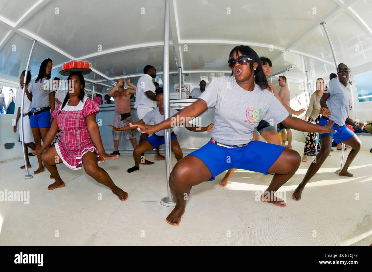 En Jamaïque, Caraïbes, paroisse de St Ann, salle de danse sur la musique et la danse à bord à une excursion touristique catmaran Banque D'Images