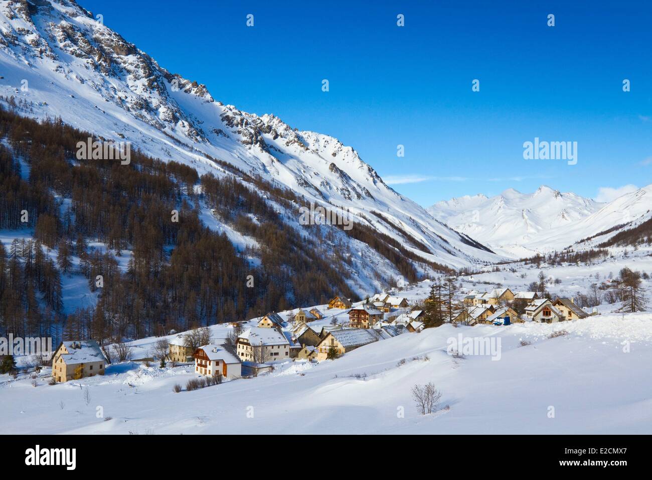 France Hautes Alpes Le MONETIER LES BAINS Le Lauzet Serre Chevalier Vallée  de la Guisane Photo Stock - Alamy