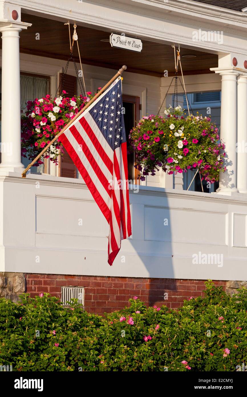 United States Maine CAPE NEDDICK York House et drapeau américain Banque D'Images