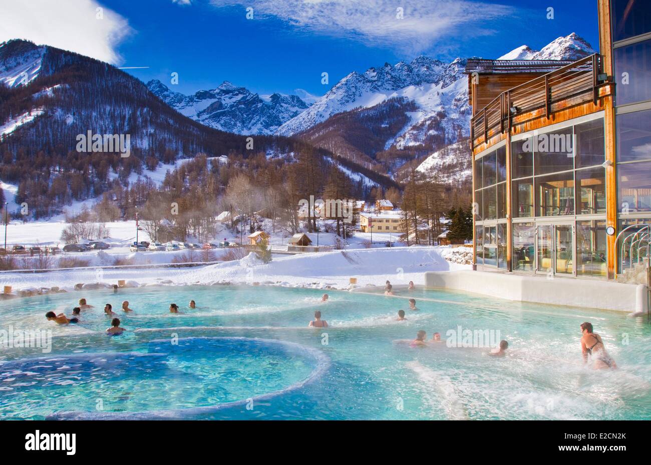 France Hautes Alpes Serre Chevalier vallee de la Guisane Le MONETIER LES  BAINS Les BAINS du Monêtier grand piscine d'eau thermale Photo Stock - Alamy