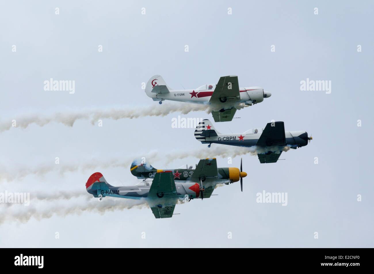 France Nord Niergnies meeting aérien de Cambrai de la patrouille YAK 50 Aerostars dans le vol horizontal Banque D'Images