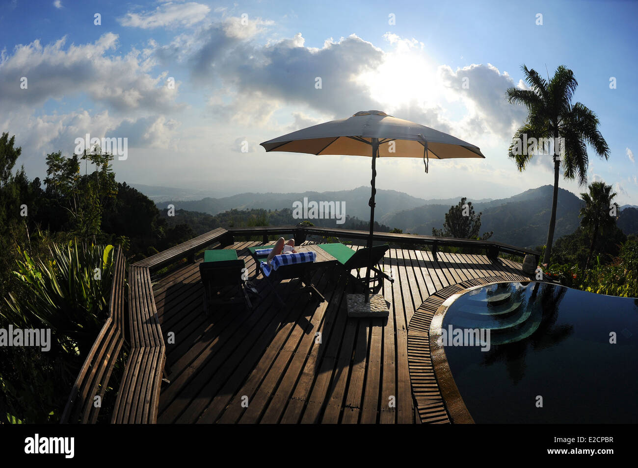 La piscine à débordement à l'hôtel Strawberry Hill Resort dans les Montagnes Bleues au-dessus de Kingston en Jamaïque. Banque D'Images