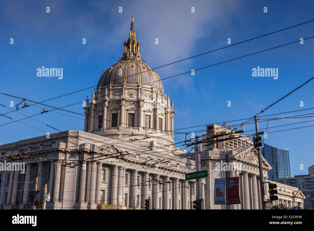 L'Hôtel de ville de San Francisco, et les lignes électriques pour les trolleybus. Banque D'Images