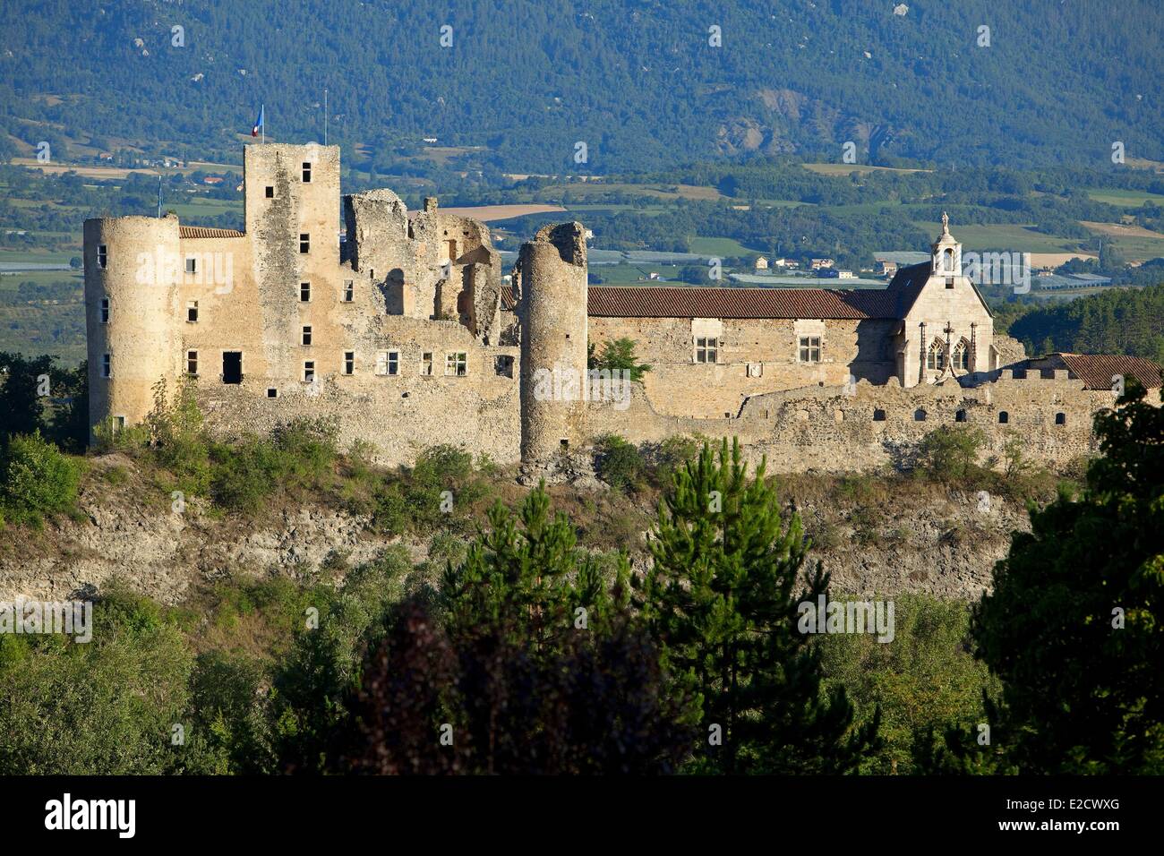 France Hautes Alpes Château de Tallard (XIV et XVI) et l'église Saint Grégoire classés Monuments Historiques Banque D'Images