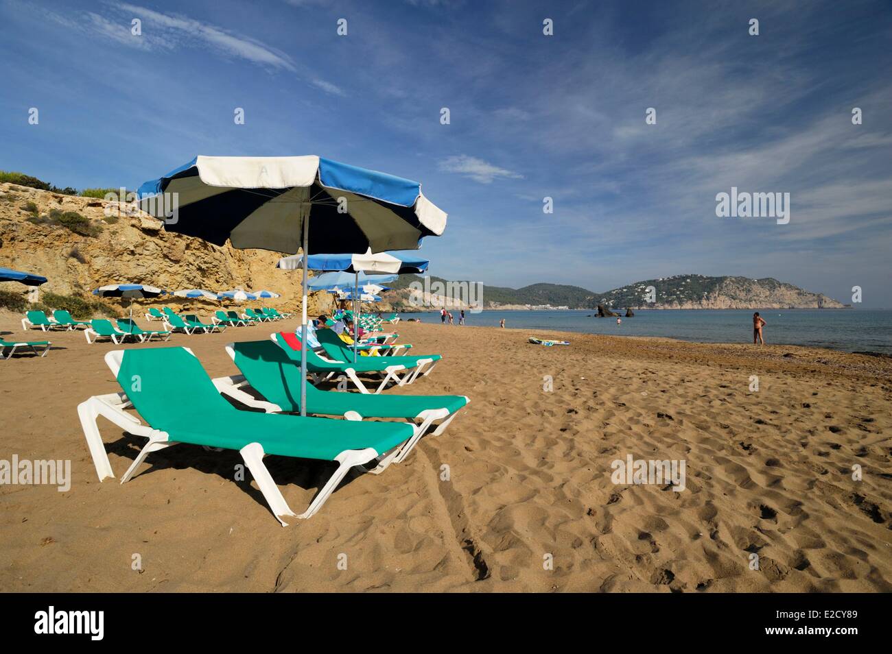 Espagne Baléares Ibiza Figueral transats et parasols verts alignés sur la plage Banque D'Images