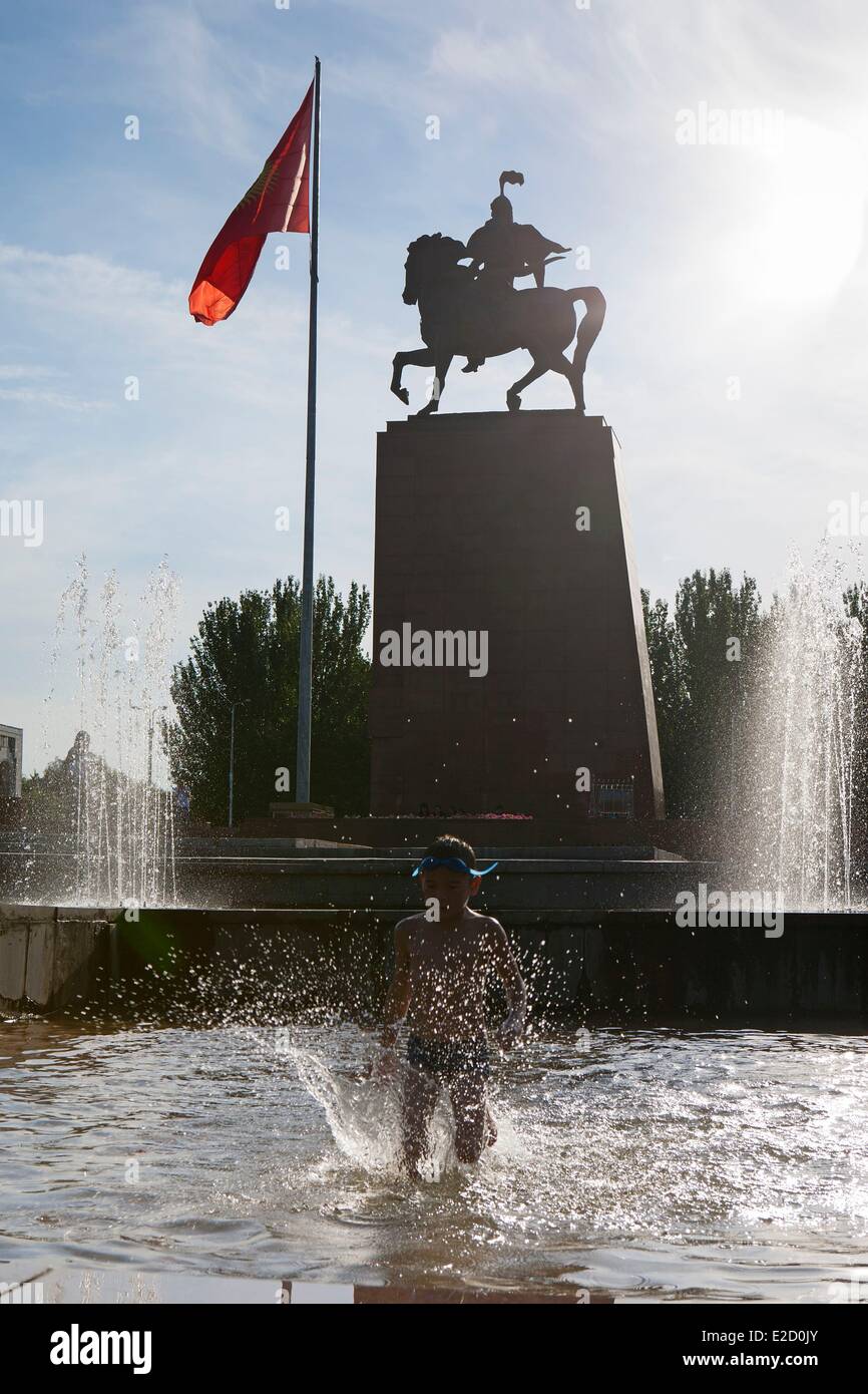 Le Kirghizistan Bichkek Province Chuy enfant jouant dans le bassin au pied de la statue de Manas sur la place Ala-Too Banque D'Images