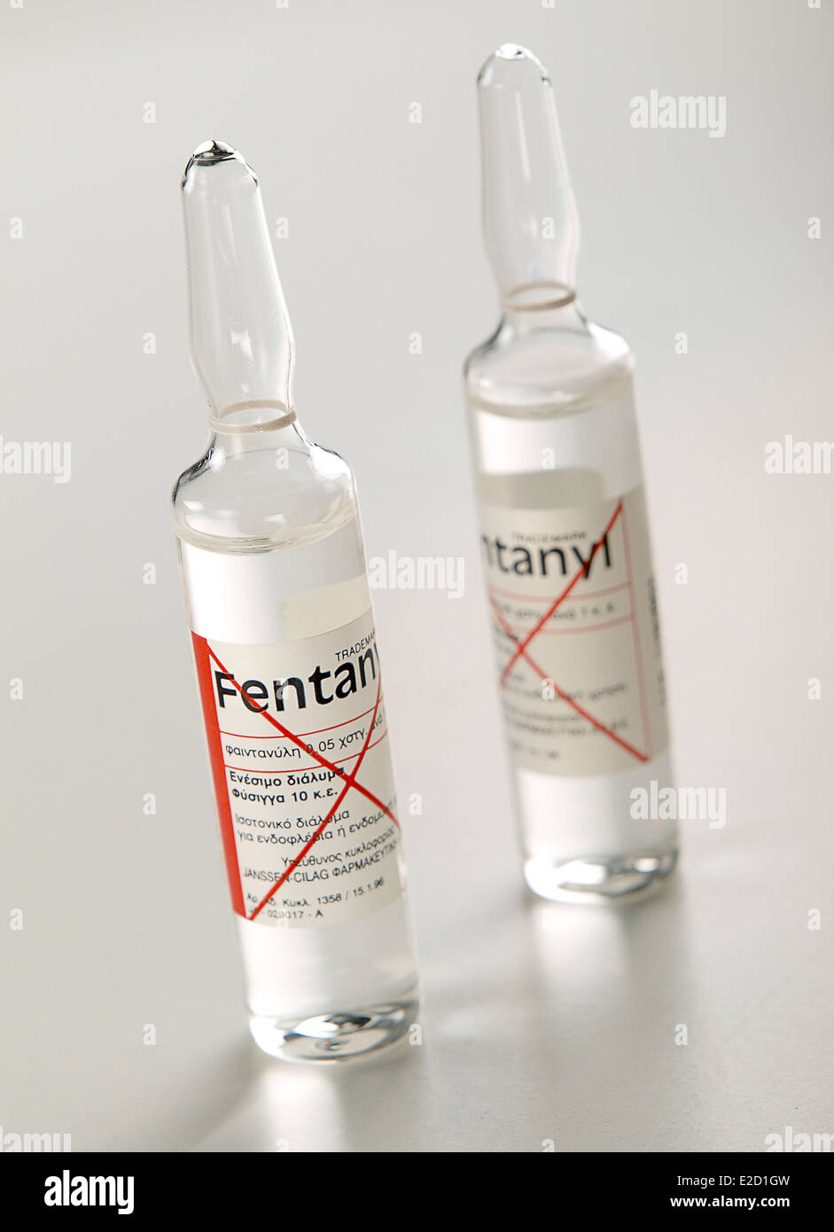 Ampoules de fentanyl sur fond blanc Banque D'Images