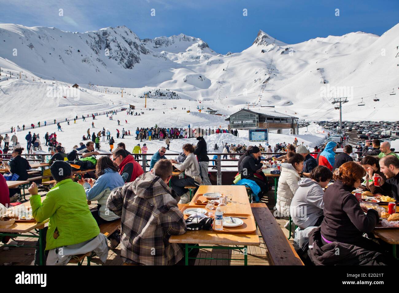 France Hautes Pyrénées Luz Ardiden la station de ski, restaurant d'altitude  Photo Stock - Alamy
