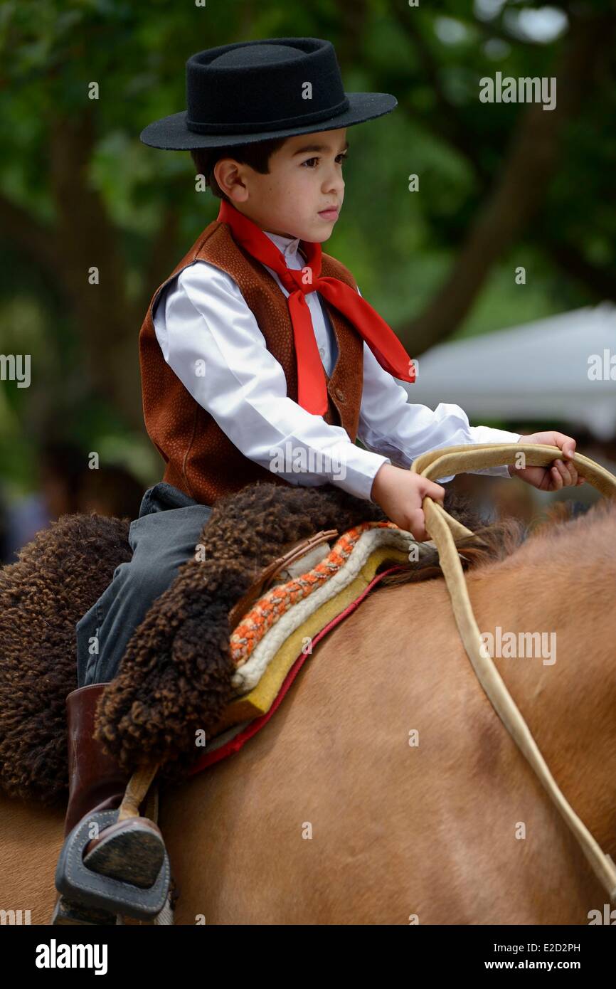 La province de Buenos Aires Argentine San Antonio de Areco Tradition festival (Dia de la tradition) très jeune gaucho à cheval Banque D'Images