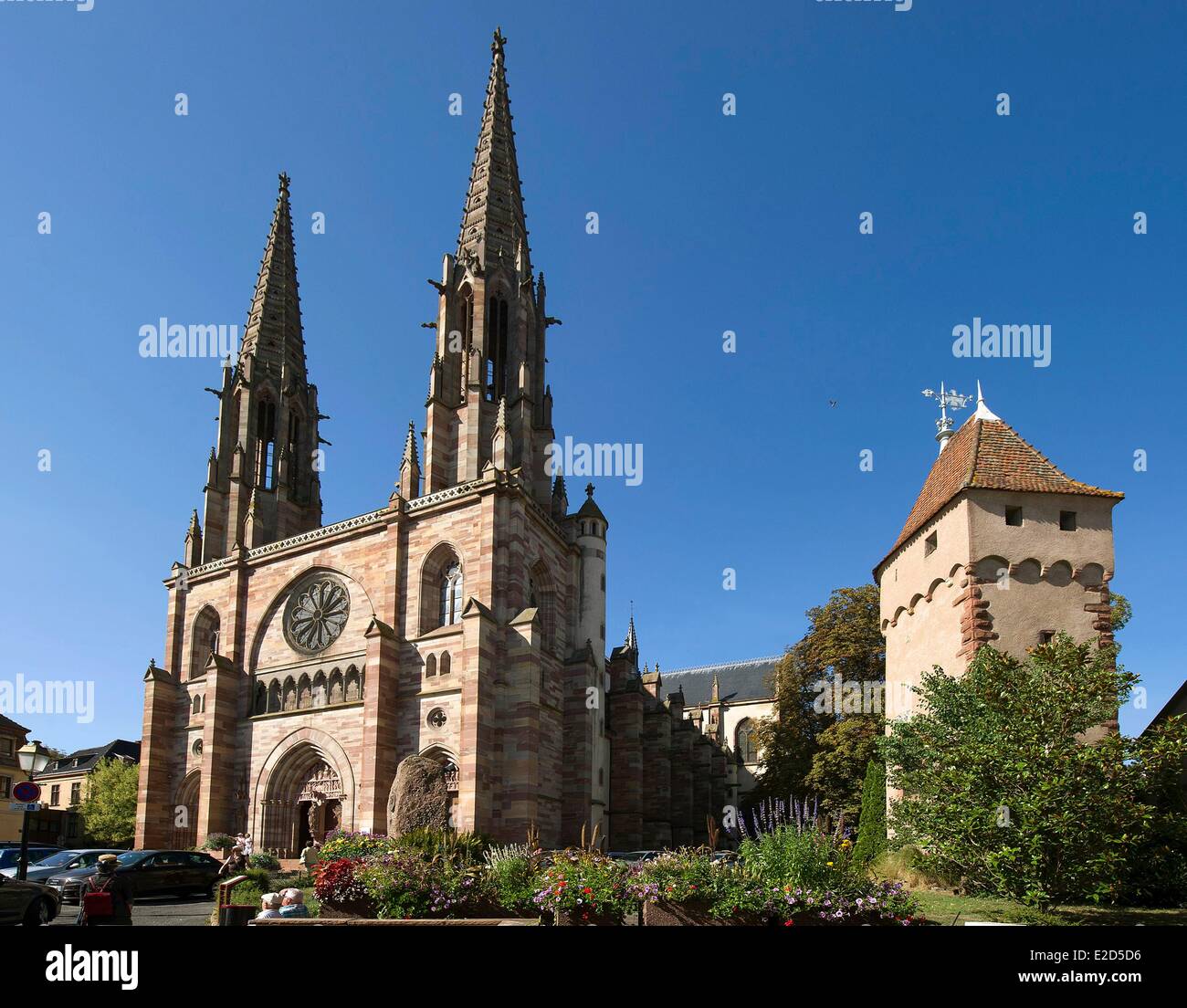 France Bas Rhin Obernai Saint Pierre et Paul et de la tour de l'église au bas de Marché couvert les remparts Banque D'Images