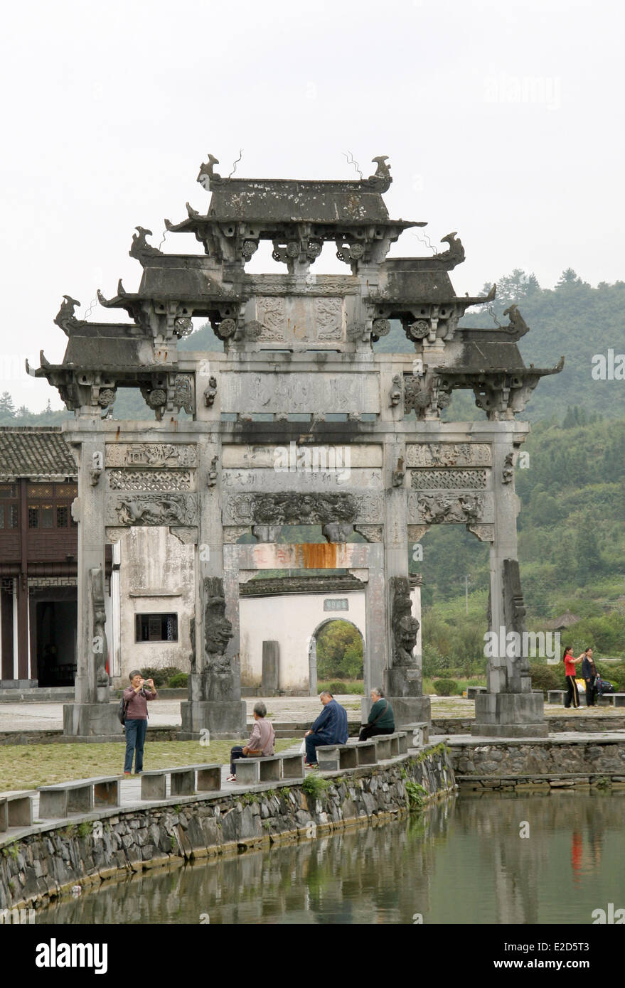 (Dossier) - Une archive photo, datée du 23 septembre 2009, présente une vue de l'Hu-Wenguang 10 mètres de haut construit en 1578, dans le village de Xidi, Anhui Province, China. Le village de Xidi est connu pour sa tradition de sculpture sur bois et pierre fine arts et métiers et est inscrit à l'UNESCO world living heritage. Photo : Alexandra Schuler/dpa Banque D'Images
