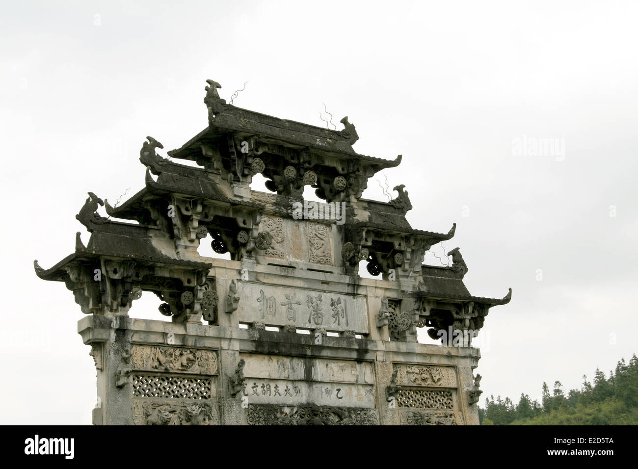 (Dossier) - Une archive photo, datée du 23 septembre 2009, présente une vue de l'Hu-Wenguang 10 mètres de haut construit en 1578, dans le village de Xidi, Anhui Province, China. Le village de Xidi est connu pour sa tradition de sculpture sur bois et pierre fine arts et métiers et est inscrit à l'UNESCO world living heritage. Photo : Alexandra Schuler/dpa Banque D'Images
