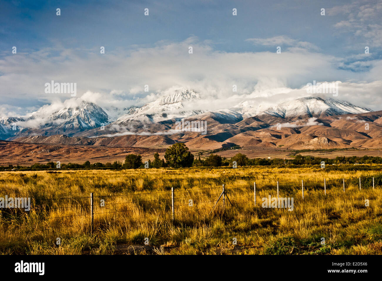 Montagnes enneigées couvertes par les nuages Banque D'Images