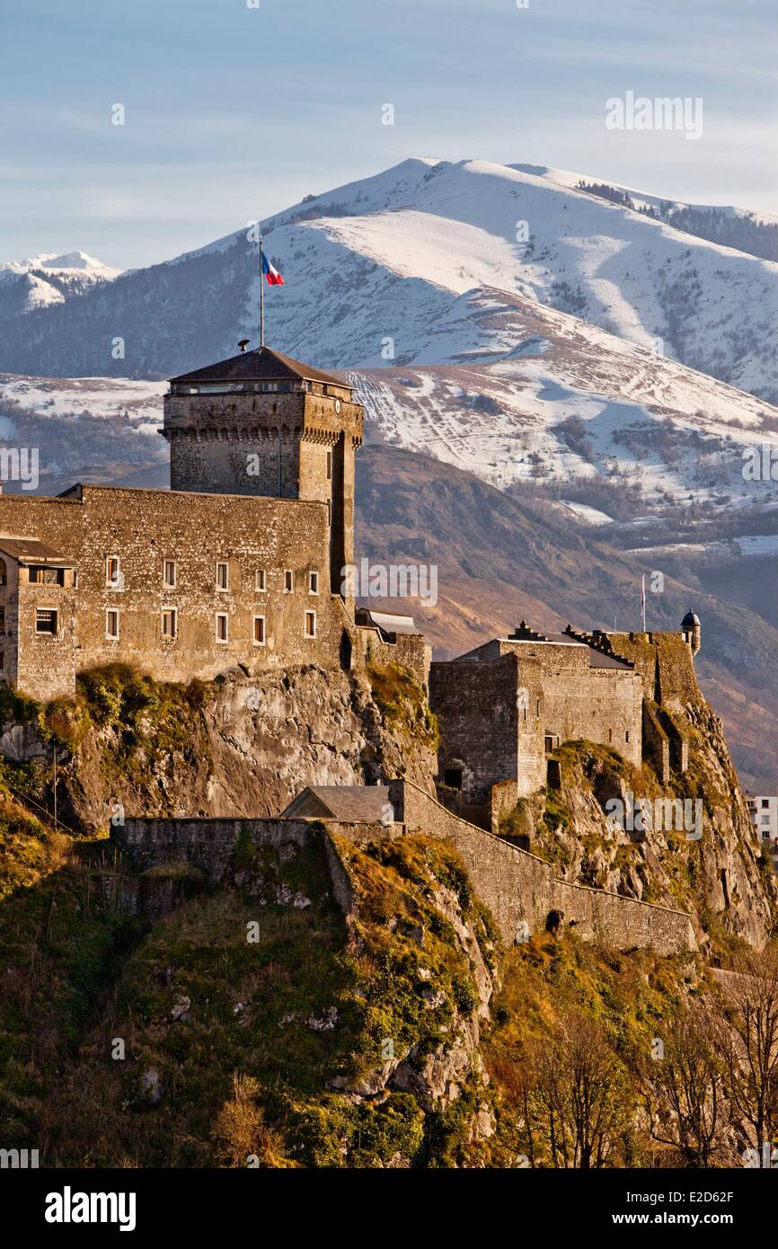 France Hautes Pyrenees Lourdes forteresse sur un éperon rocheux qui abrite le musée Pyrénéen (Musée d'art régional Pyrénées avec Banque D'Images