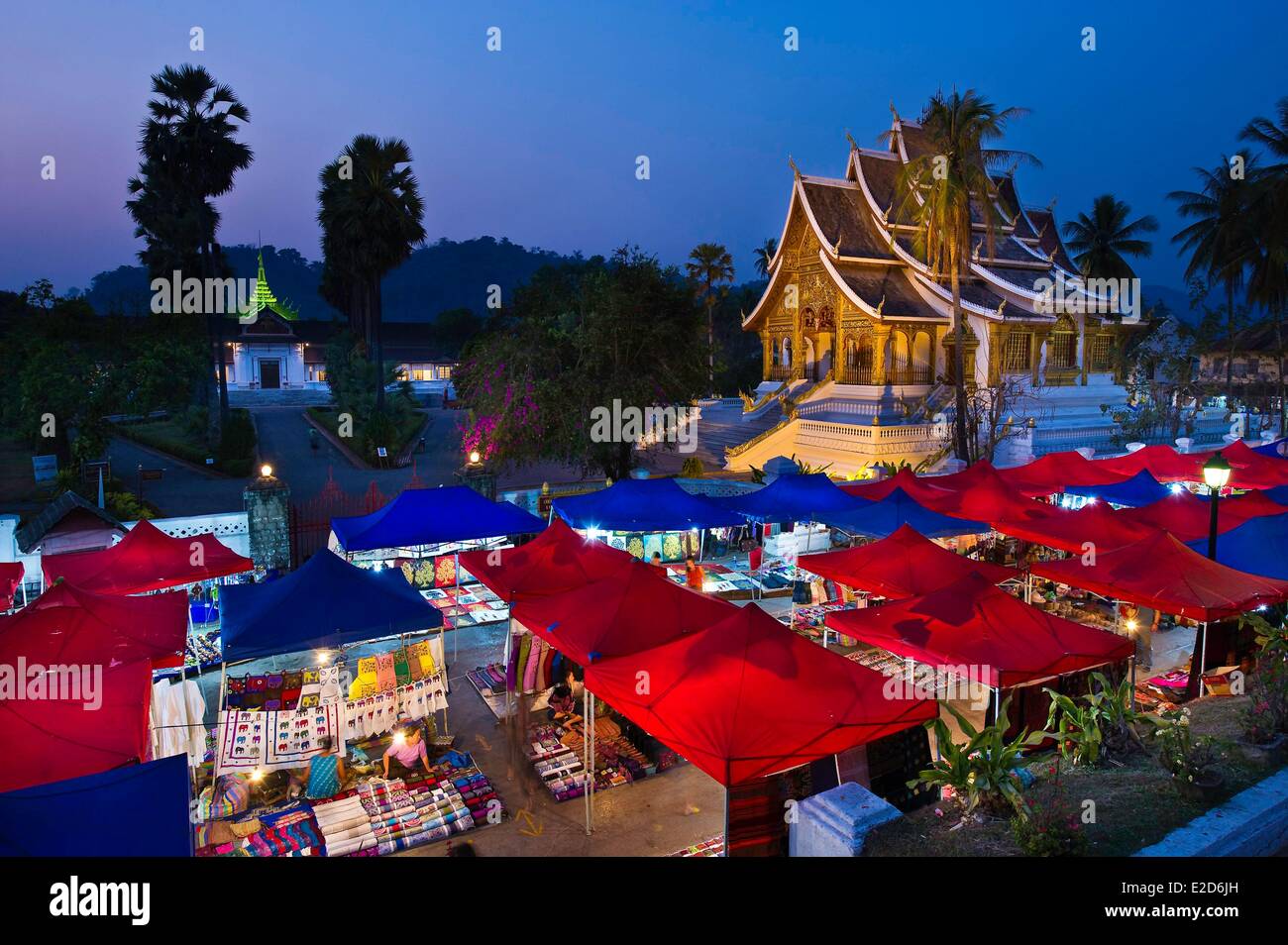 Porvince Laos Luang Prabang Luang Prabang classée au Patrimoine Mondial de l'UNESCO Wat Ho Pha Bang dans l'enceinte Royale et tentes Banque D'Images