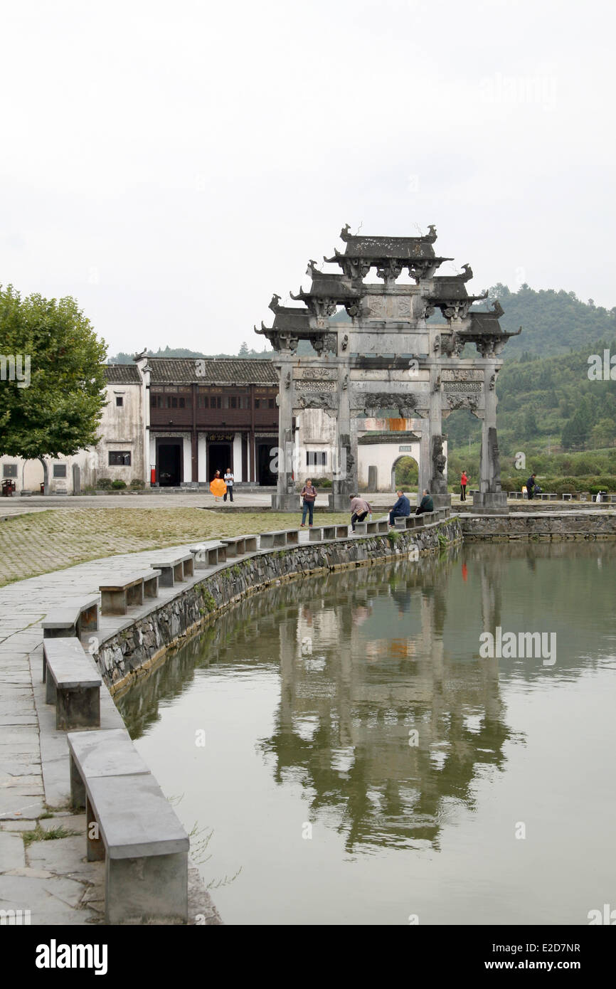 (Dossier) - Une archive photo, datée du 23 septembre 2009, présente une vue de l'Hu-Wenguang 10 mètres de haut construit en 1578, dans le village de Xidi, Anhui Province, China. Le village de Xidi est connu pour sa tradition de sculpture sur bois et pierre fine arts et métiers et est inscrit à l'UNESCO world living heritage. Photo : Alexandra Schuler/DPA - AUCUN FIL SERVICE - Banque D'Images