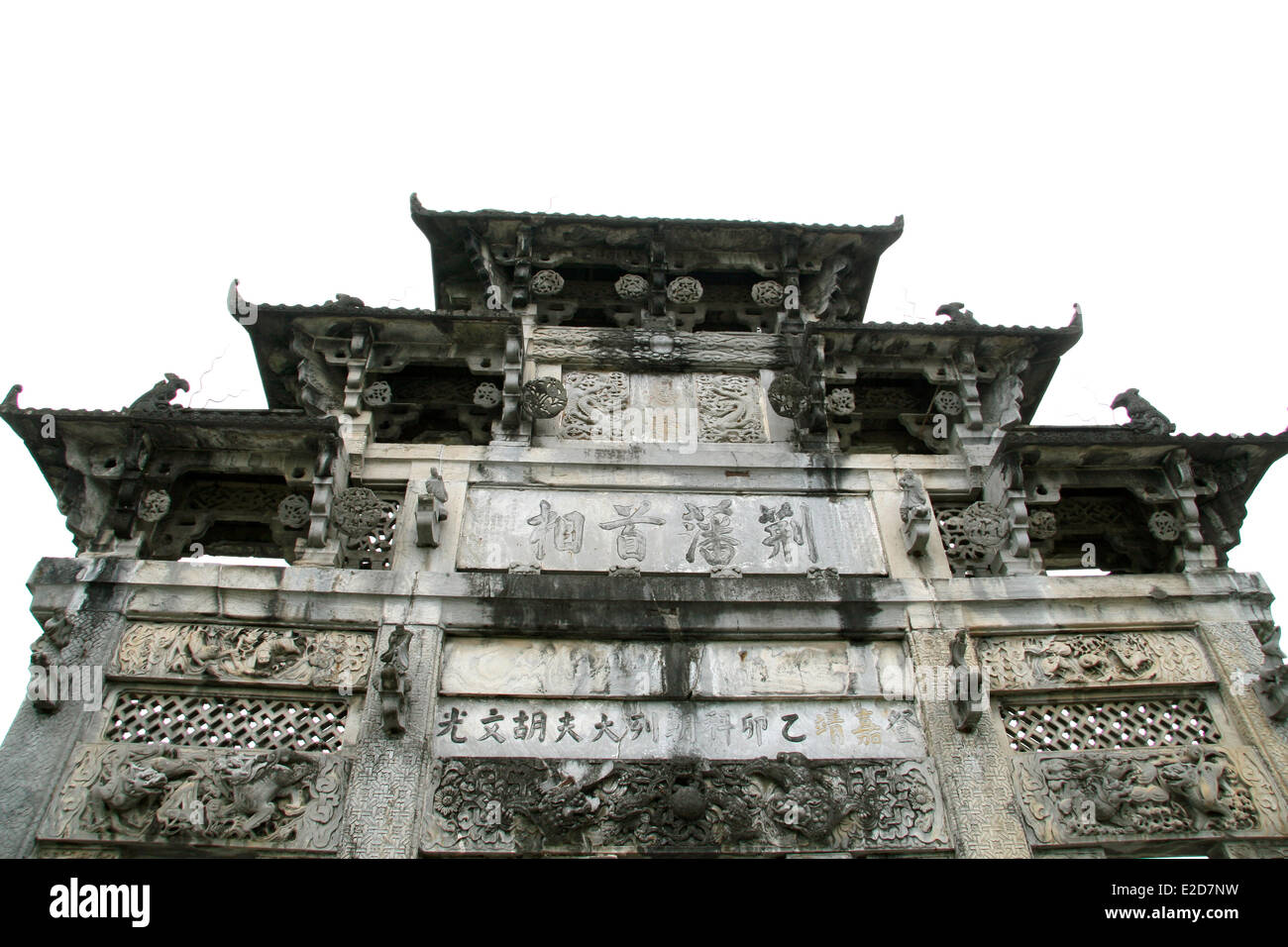 (Dossier) - Une archive photo, datée du 23 septembre 2009, présente une vue de l'Hu-Wenguang 10 mètres de haut construit en 1578, dans le village de Xidi, Anhui Province, China. Le village de Xidi est connu pour sa tradition de sculpture sur bois et pierre fine arts et métiers et est inscrit à l'UNESCO world living heritage. Photo : Alexandra Schuler/DPA - AUCUN FIL SERVICE - Banque D'Images