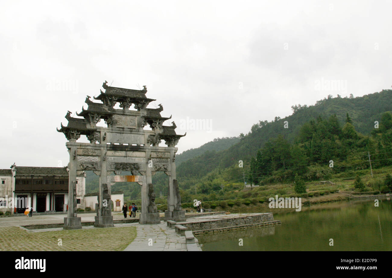 (Dossier) - Une archive photo, datée du 23 septembre 2009, présente une vue de l'Hu-Wenguang 10 mètres de haut construit en 1578, dans le village de Xidi, Anhui Province, China. Le village de Xidi est connu pour sa tradition de sculpture sur bois et pierre fine arts et métiers et est inscrit à l'UNESCO world living heritage. Photo : Alexandra Schuler/DPA - AUCUN FIL SERVICE - Banque D'Images
