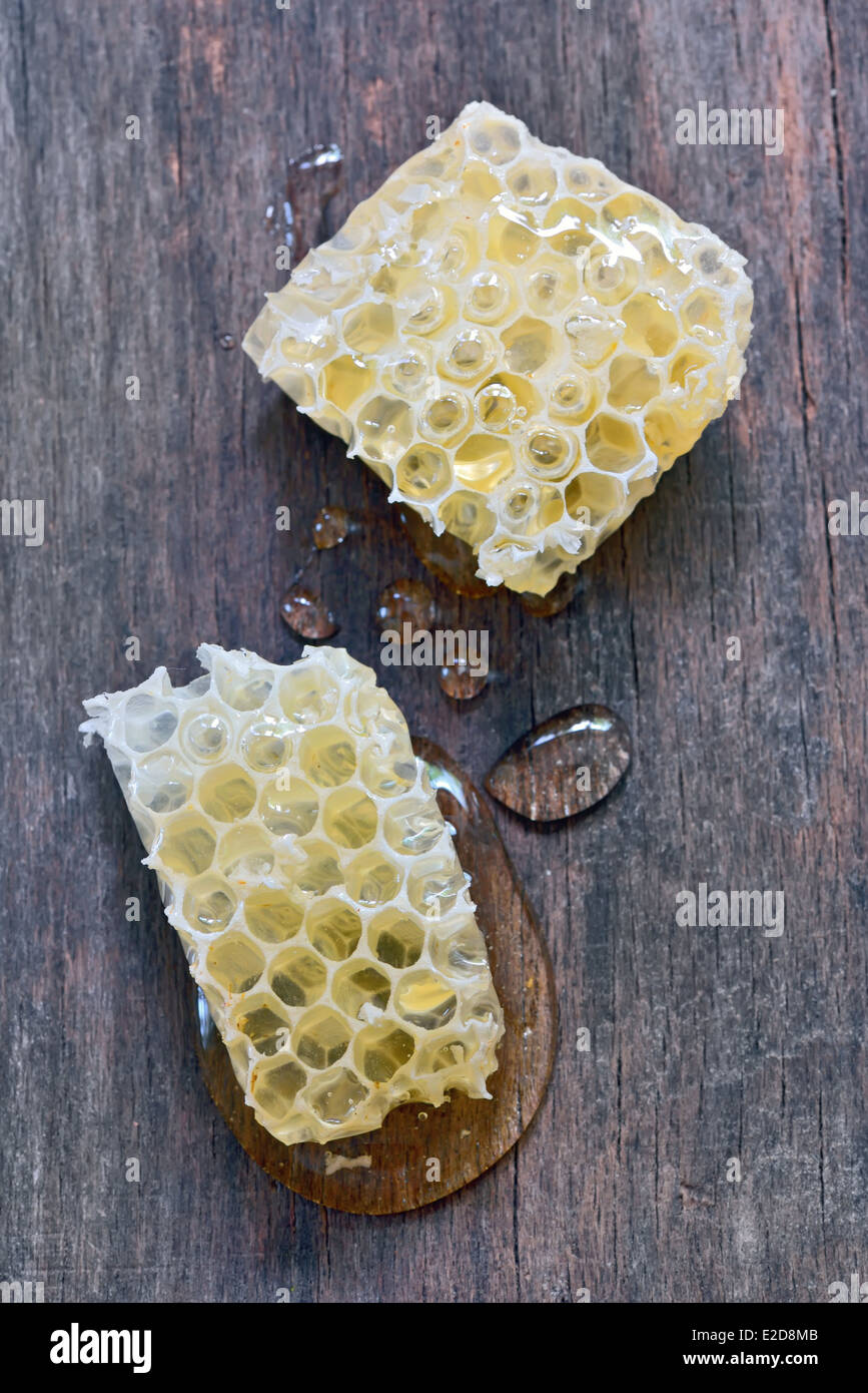 Honeycomb sur un fond de bois vintage Banque D'Images