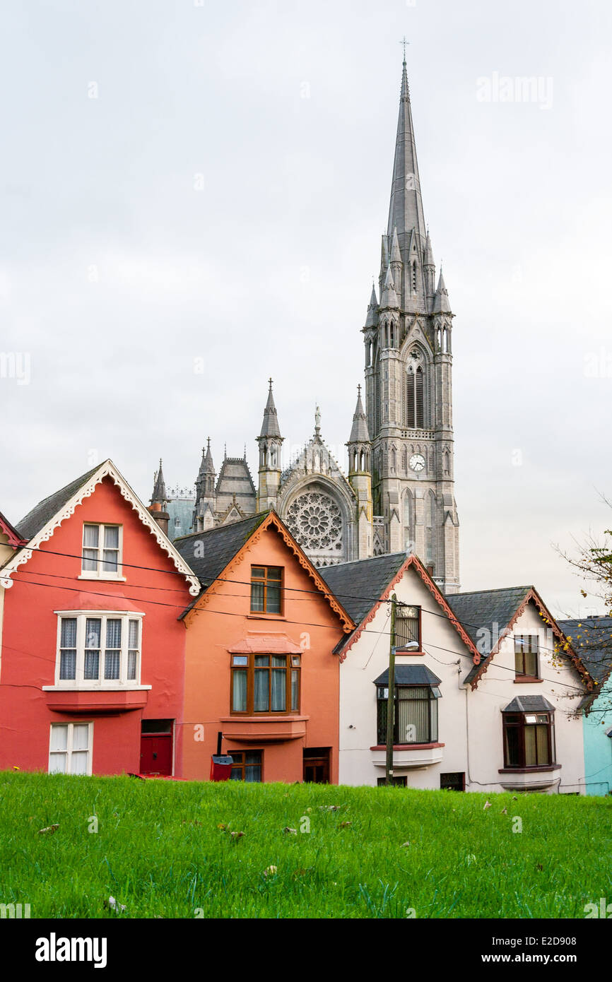 Maisons mitoyennes avec le saint Colman's cathédrale en arrière-plan. Cobh, dans le comté de Cork, Irlande Banque D'Images