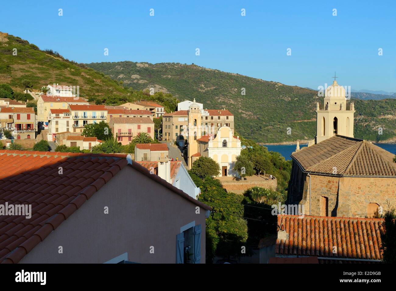 France, Corse du Sud, Cargèse, Église gréco-catholique de Saint Spyridon (rite oriental ou uniates) dans l'avant-plan et l'église catholique (rite latin) dans l'arrière-plan Banque D'Images