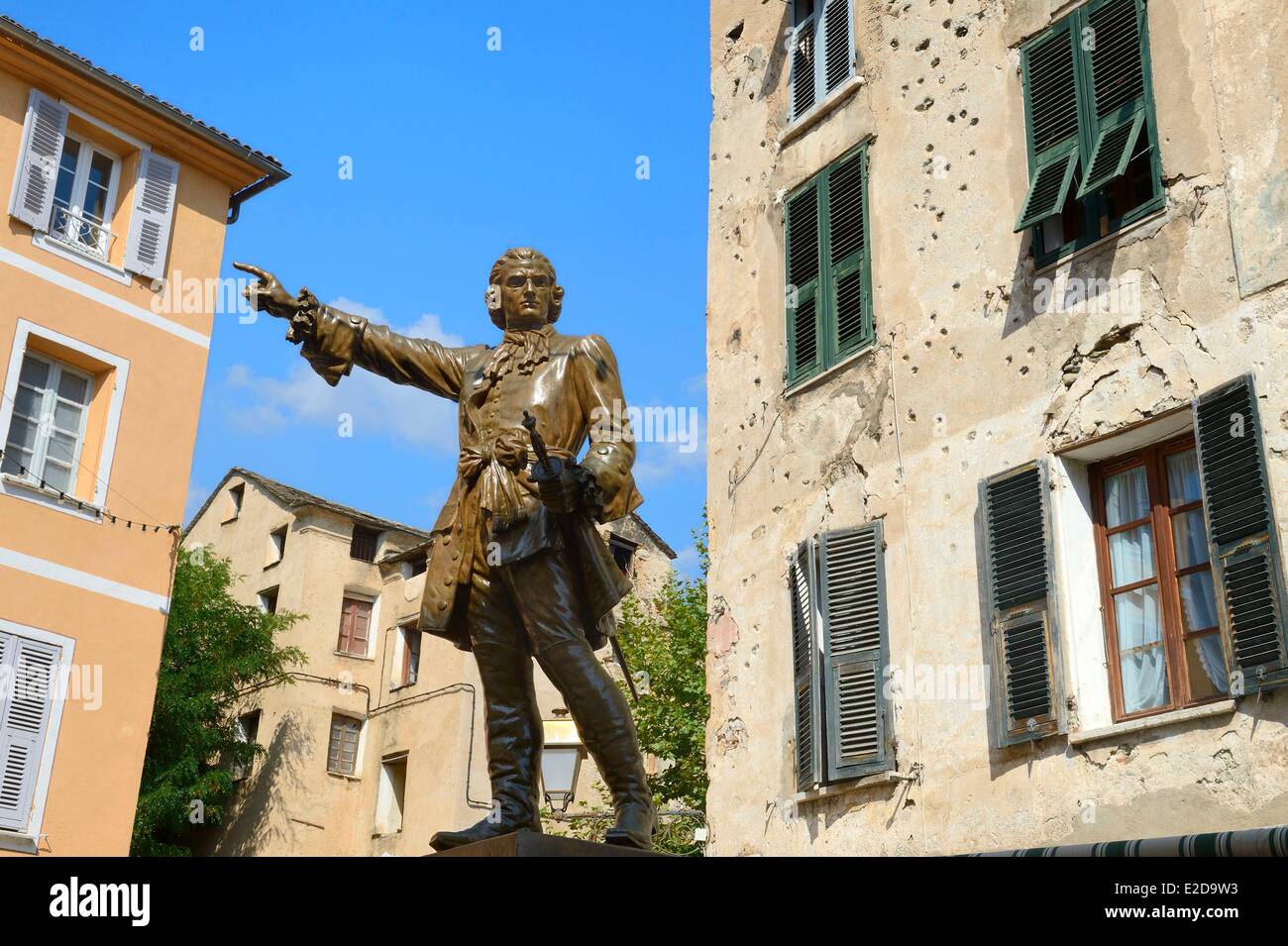 France, Haute Corse, Corte, la statue d'un héros de la révolution corse général Gaffori en face de sa maison natale encore criblé de trous de balle à partir de la chambre 1750 Banque D'Images