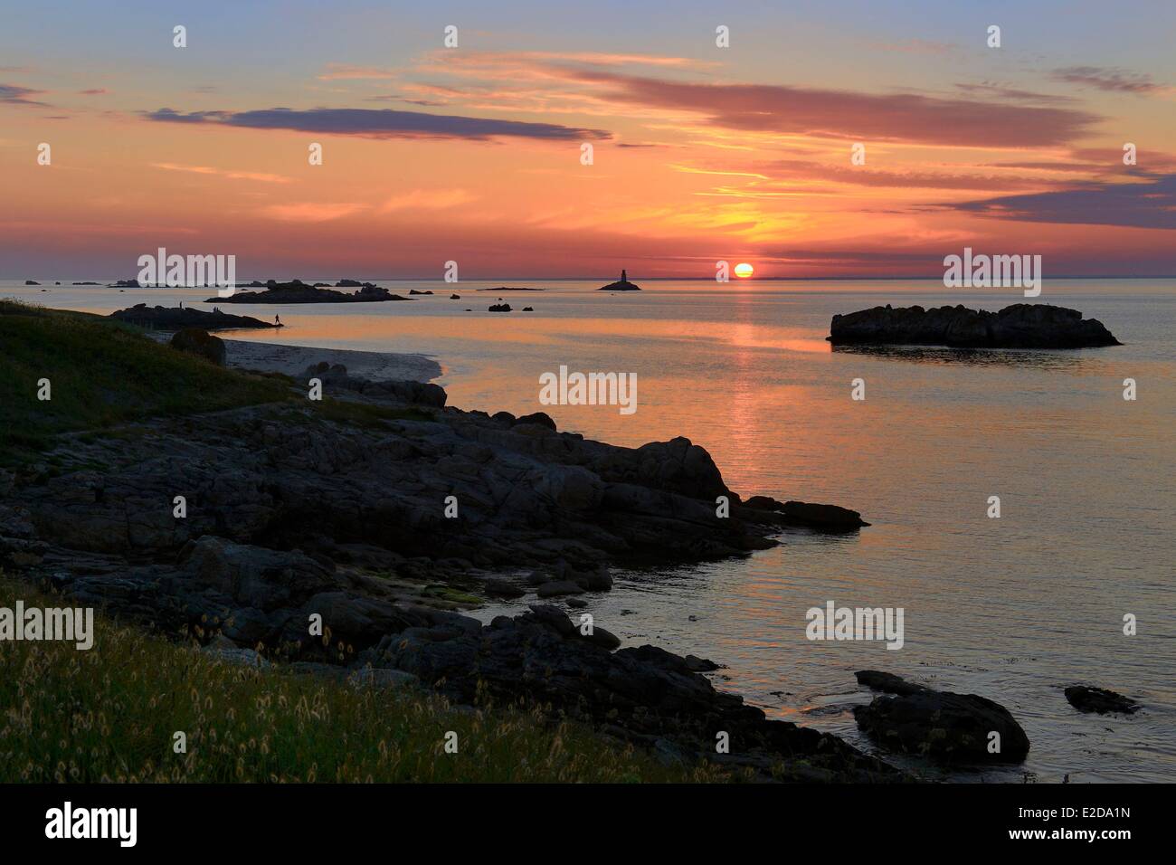La FORET FOUESNANT Finistère France Îles Glénan île St Nicolas coucher du soleil sur la côte ouest et l'ancien phare Huic Banque D'Images