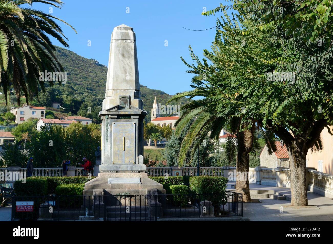 France, Corse du Sud, Sartène, mémorial de la première guerre mondiale sur la place Porta (ou place de la libération) Banque D'Images