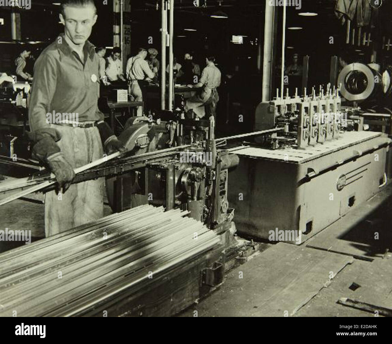 Cette photo présente l'usine Convair/General Dynamics et le personnel du San Diego Air and Space Museum, soulignant le rôle de l'usine aérospatiale dans l'avancement de la technologie aéronautique au milieu du XXe siècle. Banque D'Images
